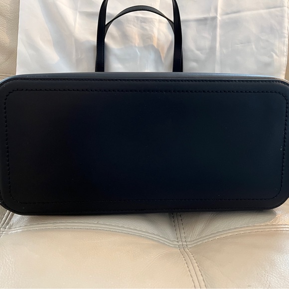 MICHAEL KORS
MANHATTAN
3551 GNCT3T
LG TOTE
LEATHER
BLACK
S978-0001
1 - Picture 6 of 9